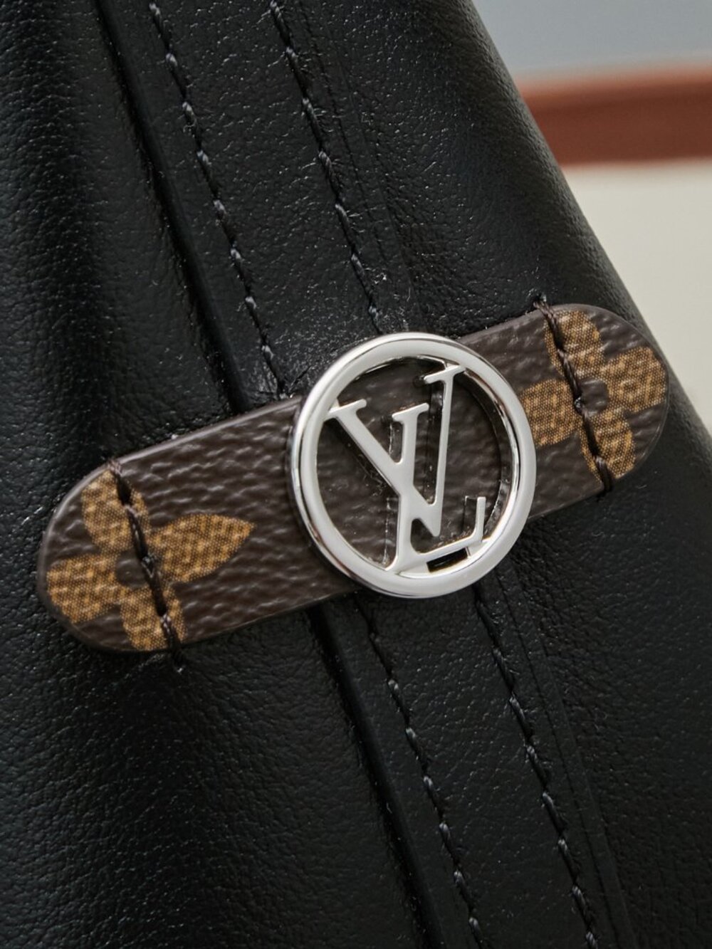 Louis Vuitton Shoulder Bag Carryall Cargo Vibe PM Lambskin M24861 - Picture 5 of 9